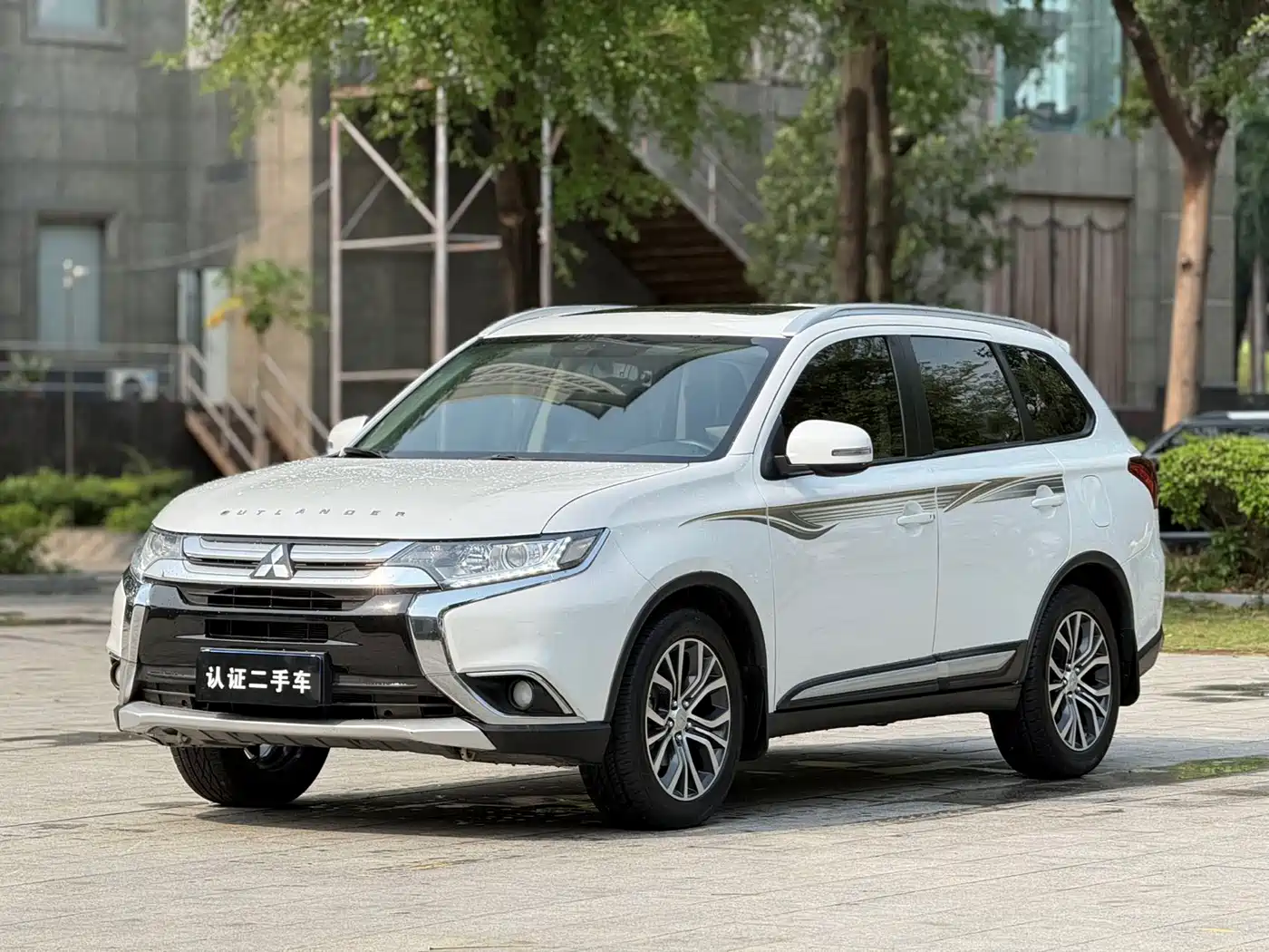 MITSUBISHI OUTLANDER