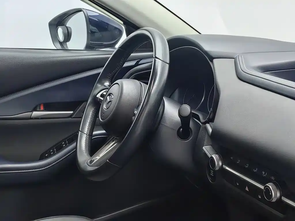 Фото 22 - Mazda CX-30