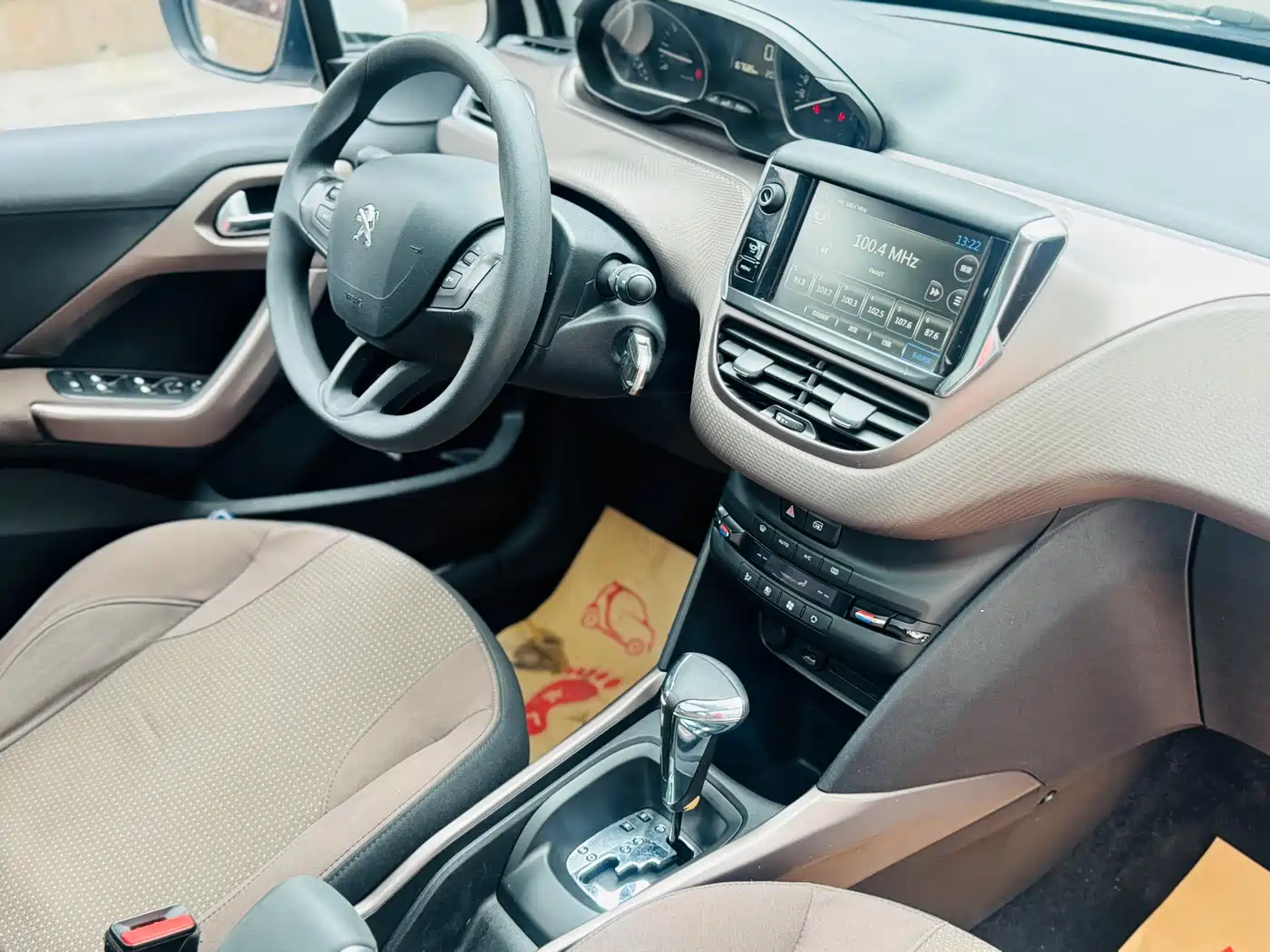 Peugeot 2008 2014 1.6L Automatic Fashion Edition фото 9