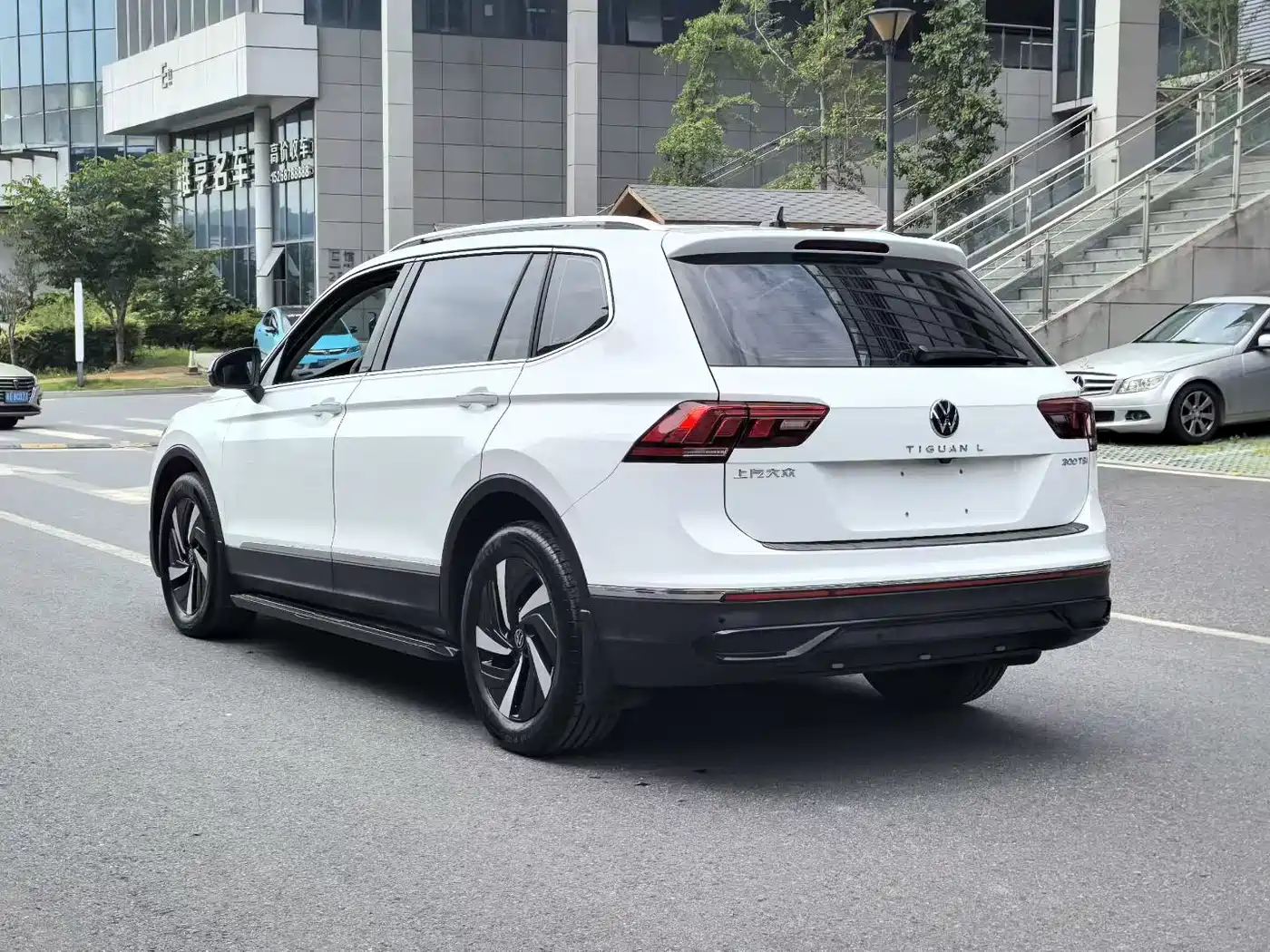 Volkswagen Tiguan L 2025 Model 300TSI Auto 2WD Dragon Edition фото 4