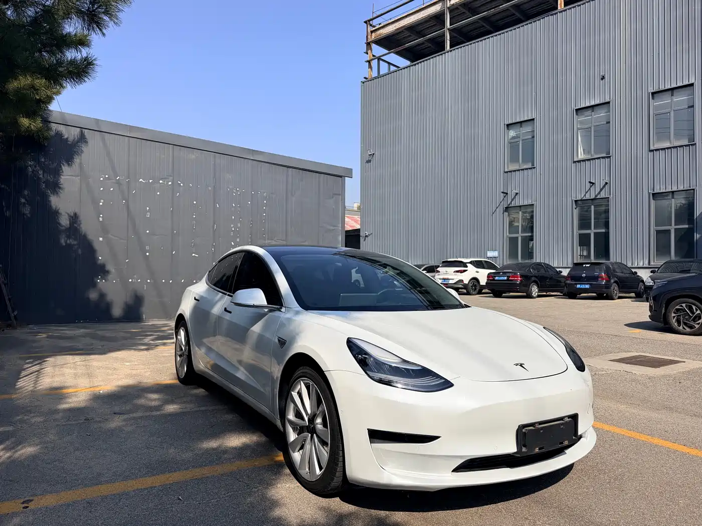 TESLA MODEL 3
