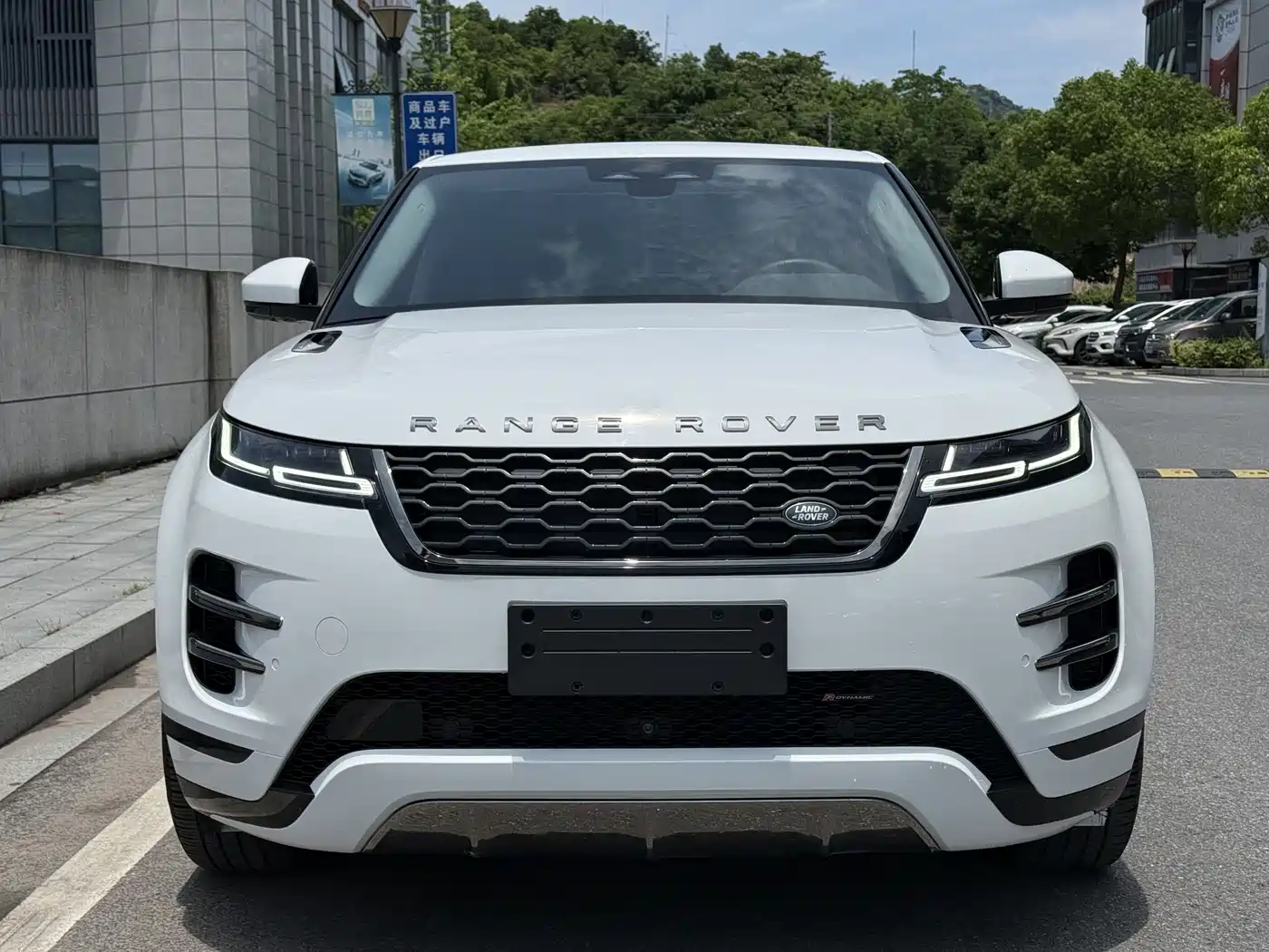 Land Rover Range Rover Evoque 2022 Range Rover Evoque L 249PS R-Dynamic HSE Luxury Edition фото 2