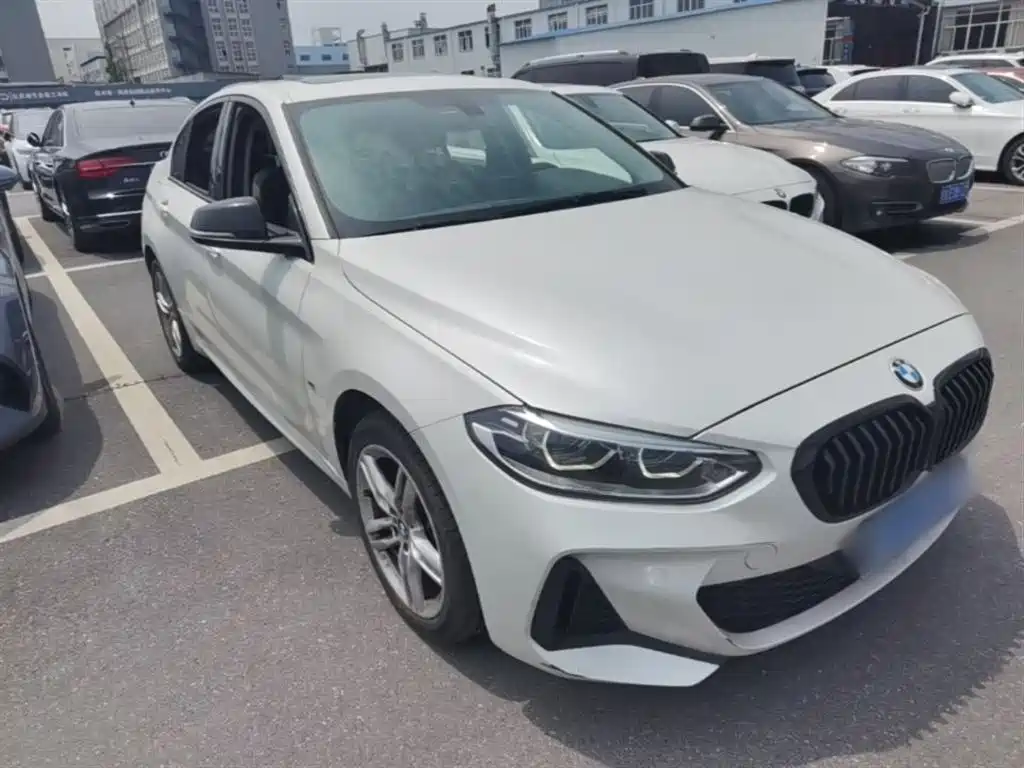 BMW 1 Series 2022 120i M Sport Shadow Edition фото 4