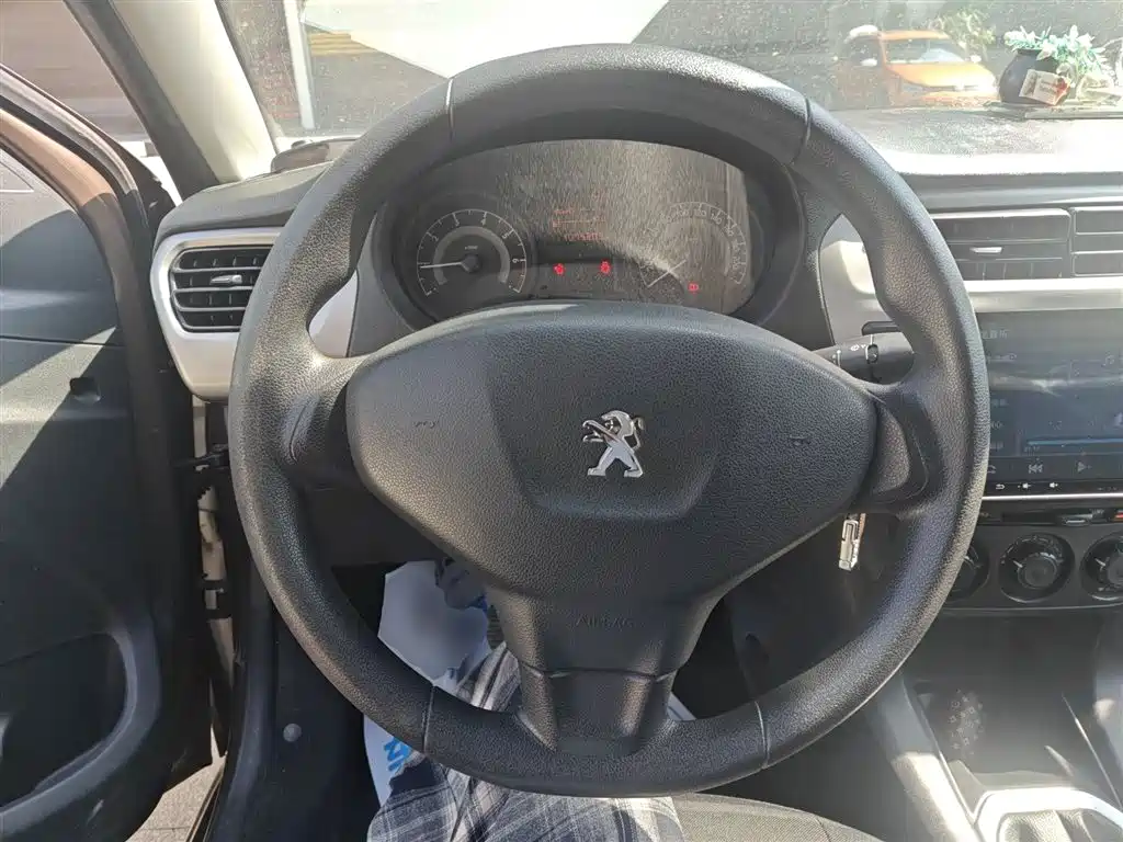 Peugeot 301 2016 1.6L Manual Comfort Edition фото 11