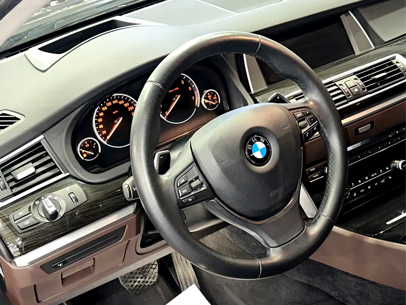 BMW 5 Series GT 2014 535i Luxury фото 10