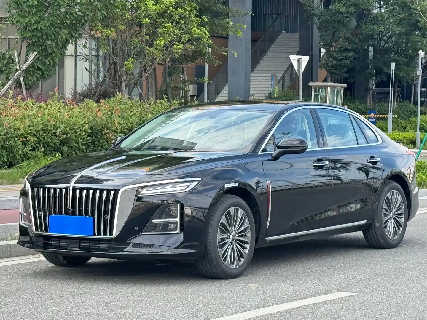 Фото 1 - Hongqi H5