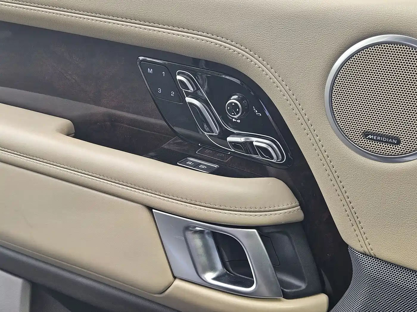 Land Rover Range Rover 2021 3.0 L6 Heritage Extended Classic Edition фото 21