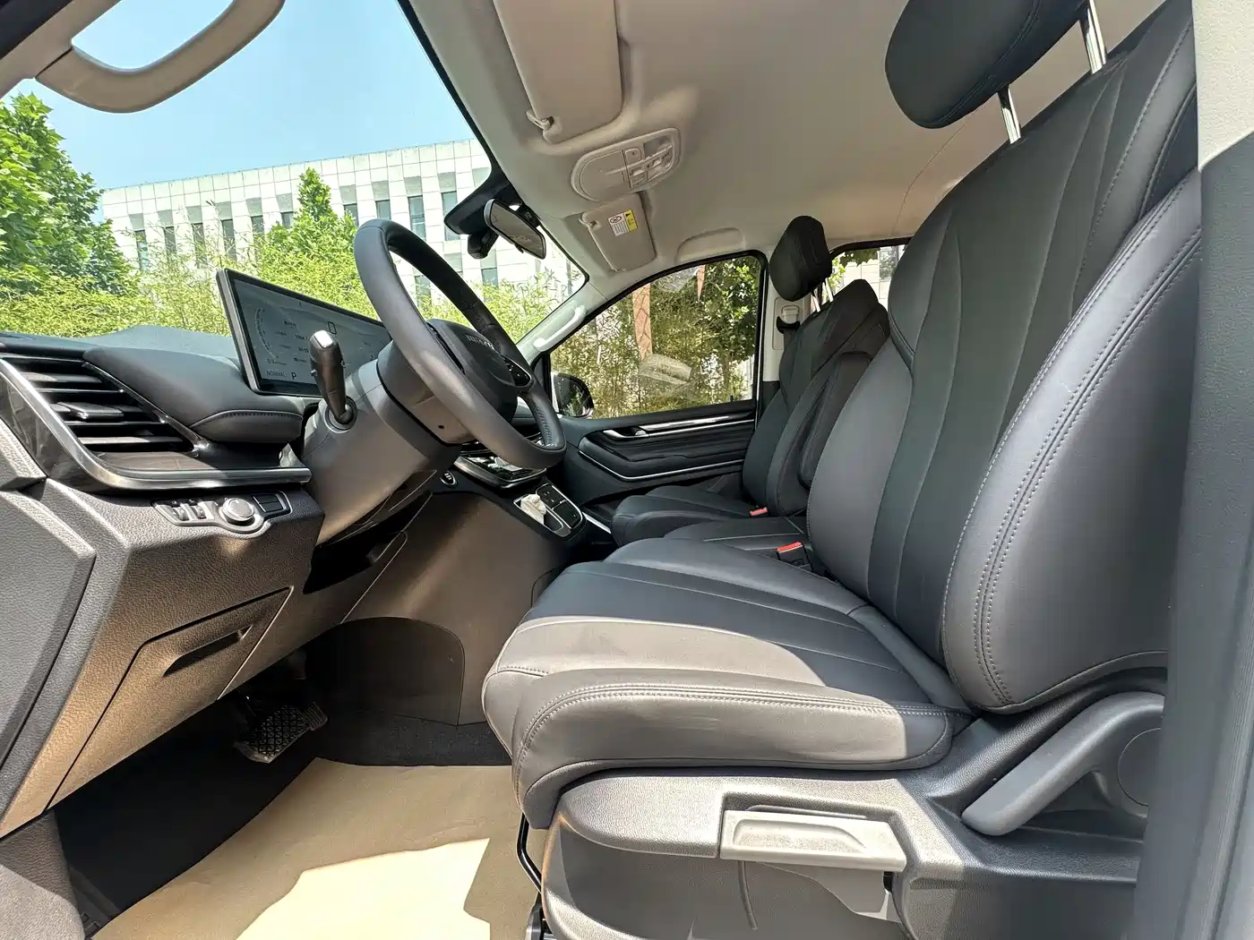 SAIC Maxus Maxus G10 2025 MAX 2.0T Automatic Executive Edition Gasoline 7-Seater фото 13