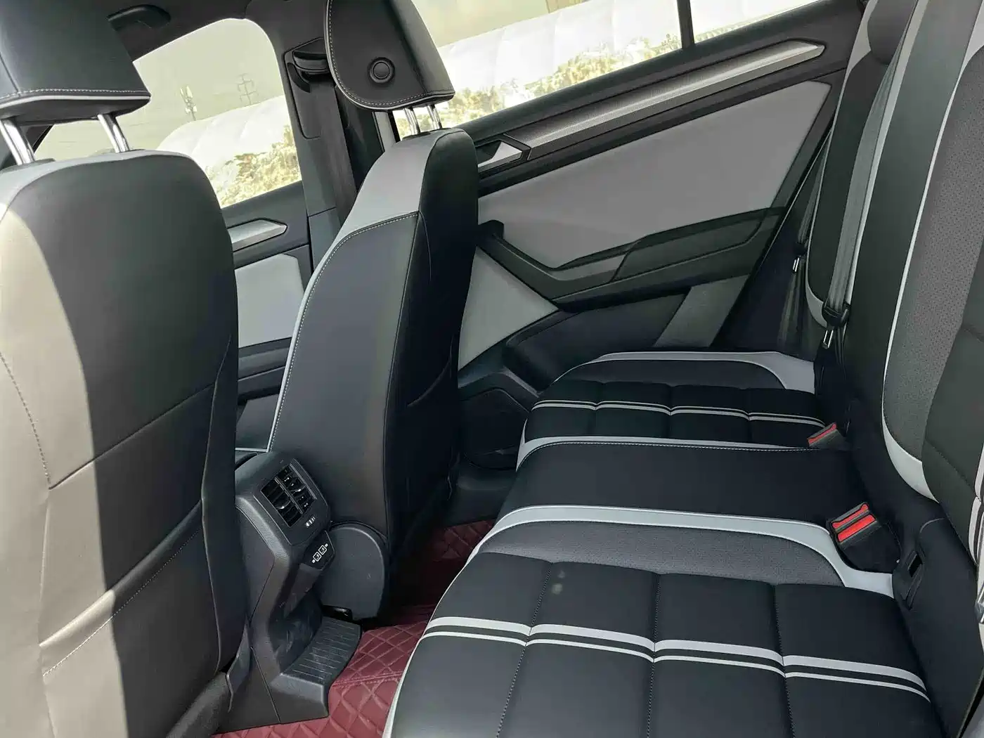 Volkswagen T-ROC 2024 300TSI DSG 2WD Morning Light Edition фото 6