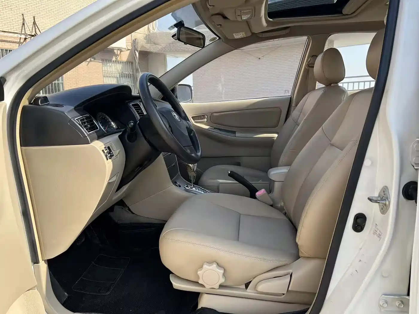 Toyota Corolla 2013 1.6L Automatic Luxury фото 9