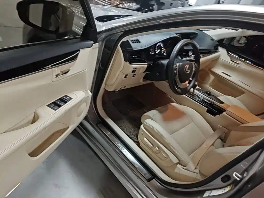 Фото 16 - Lexus ES
