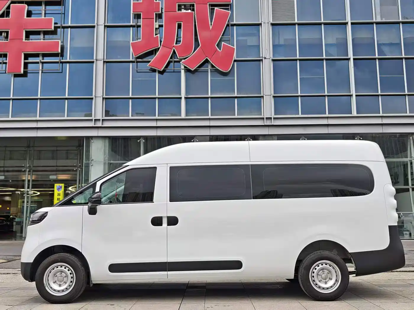 SAIC Maxus Dana V1 2025 2025 Model V1+ Long Wheelbase High Roof Multi-Purpose Edition (62kWh)