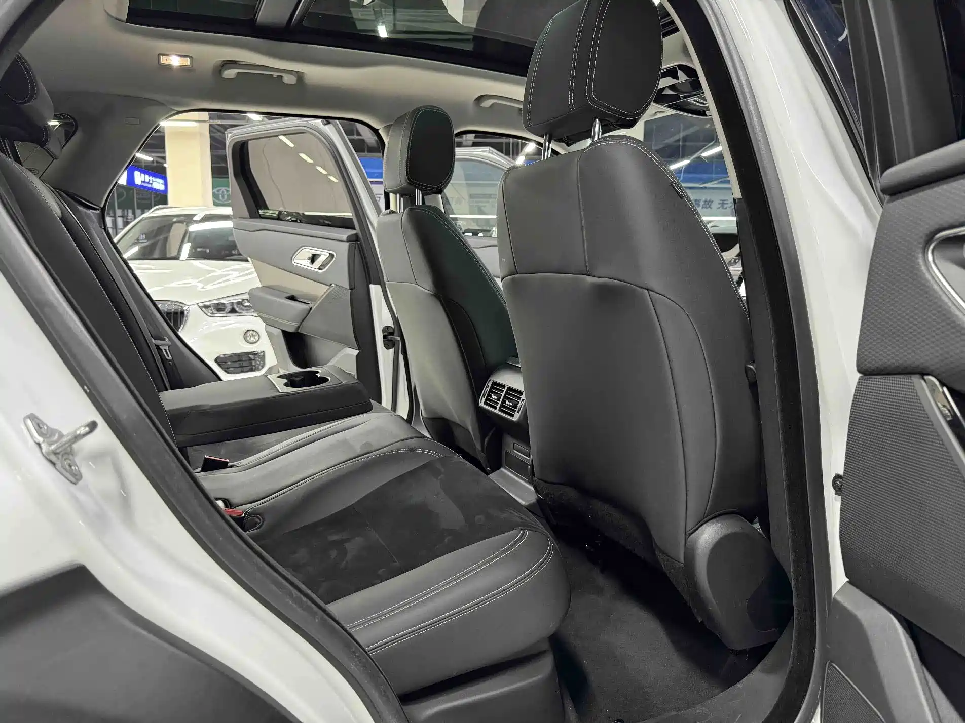 Фото 11 - Land Rover Range Rover Velar