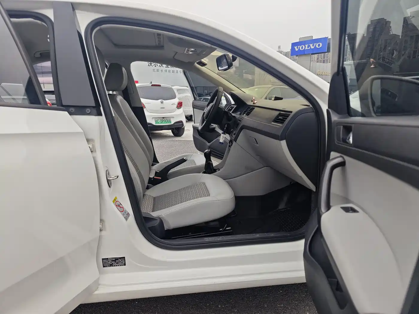 Škoda Rapid 2015 1.6L Manual Smart Selection фото 6