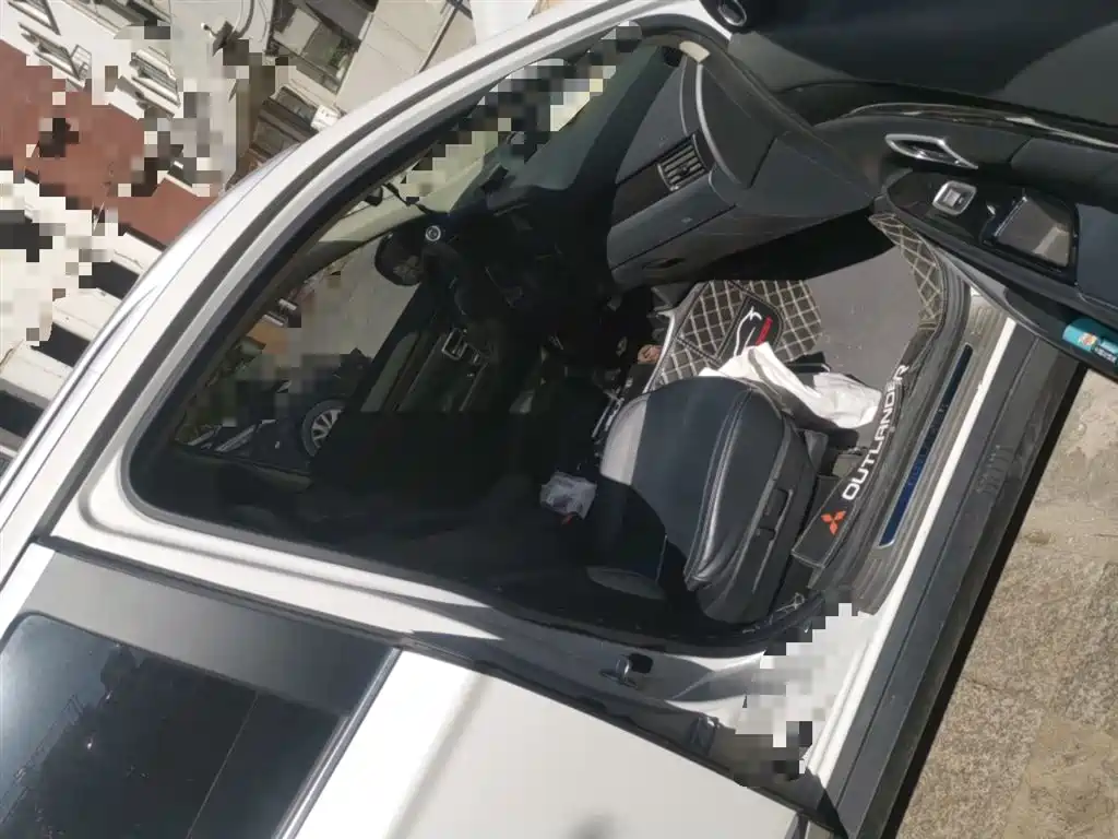 MITSUBISHI OUTLANDER