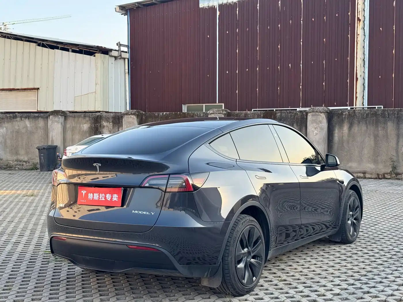 TESLA MODEL Y