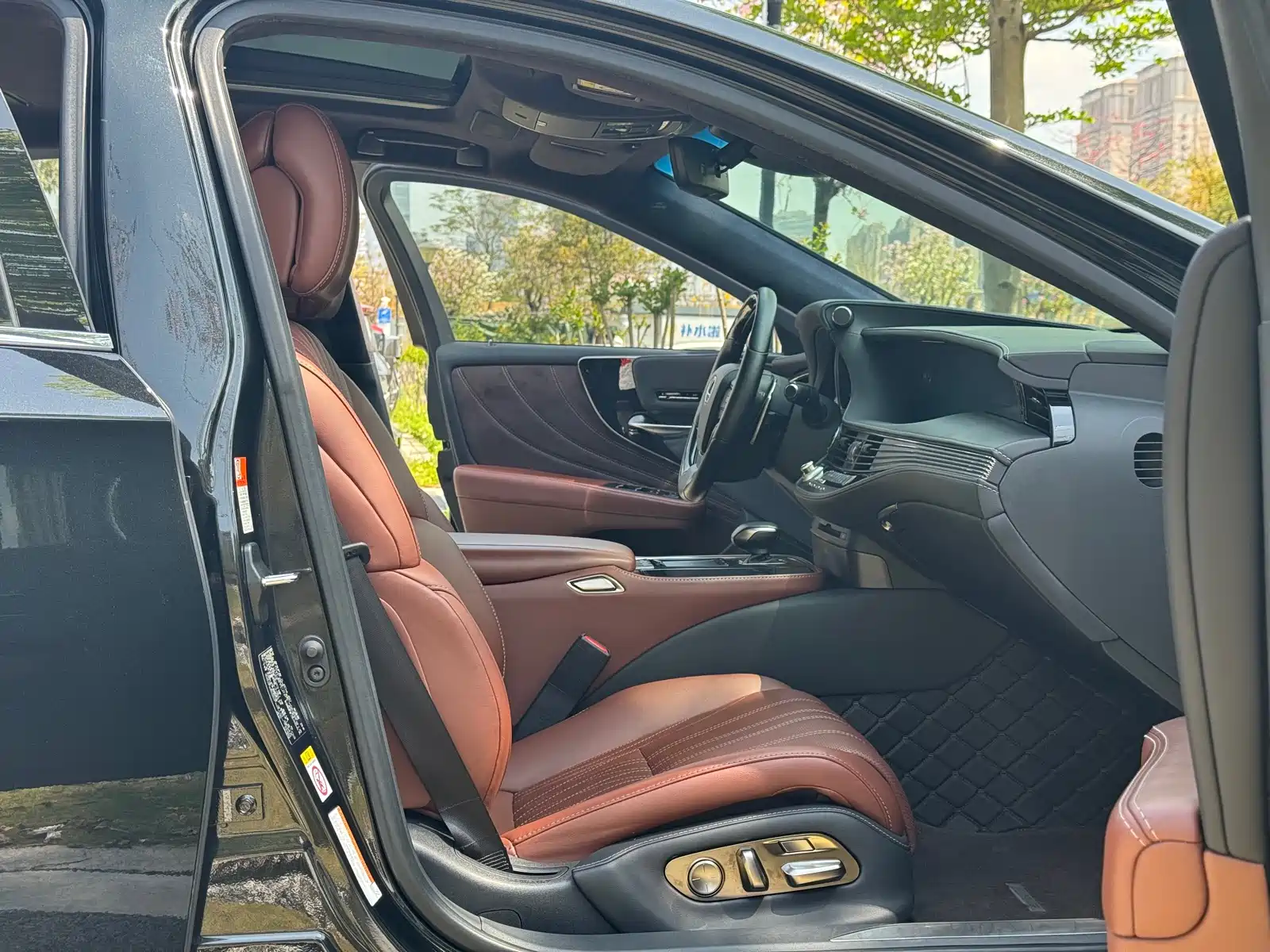 Фото 7 - Lexus LS