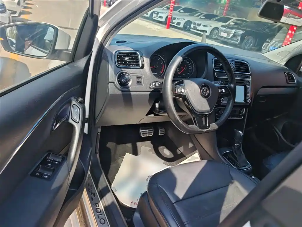 Volkswagen Polo 2014 1.4L Automatic Luxury Edition фото 16