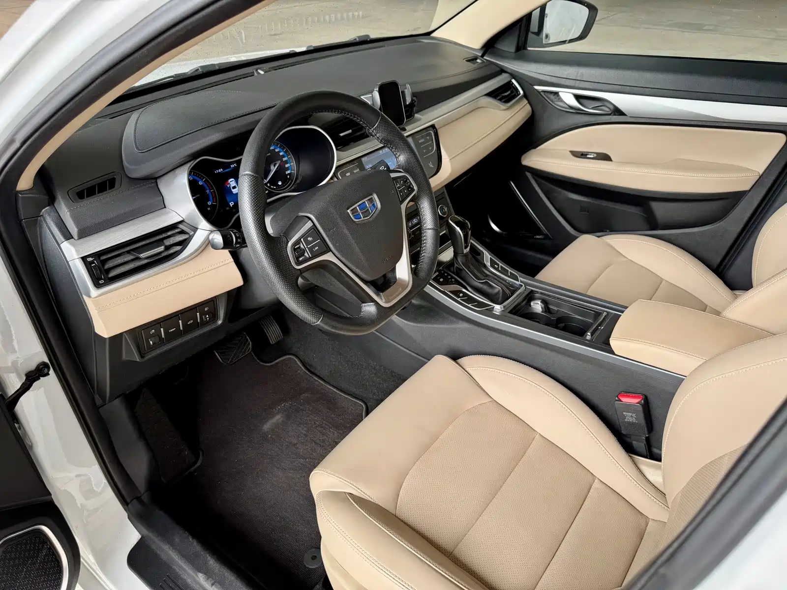 Фото 2 - Geely Emgrand