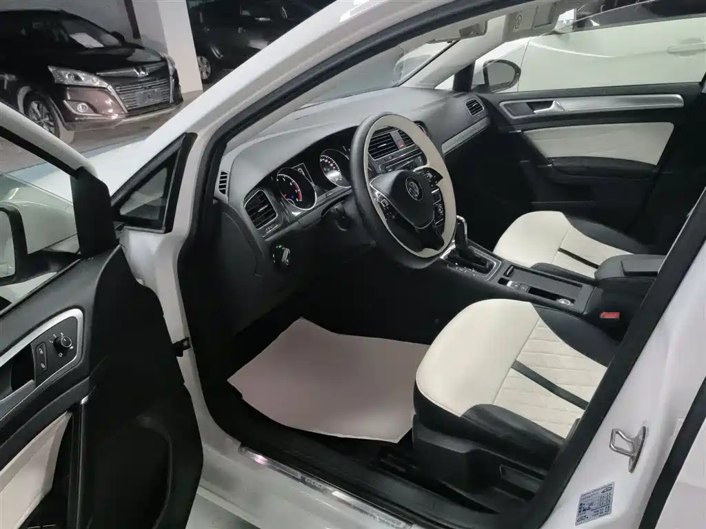 Volkswagen Golf 2018 230TSI Automatic Comfort фото 16