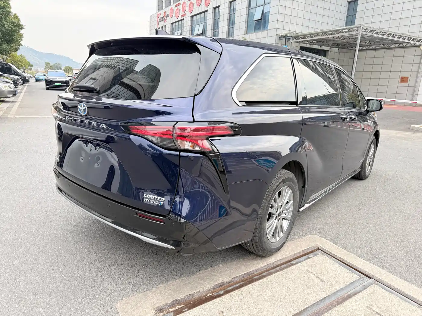 Toyota Sienna 2021 2.5L Hybrid Premium Edition фото 3