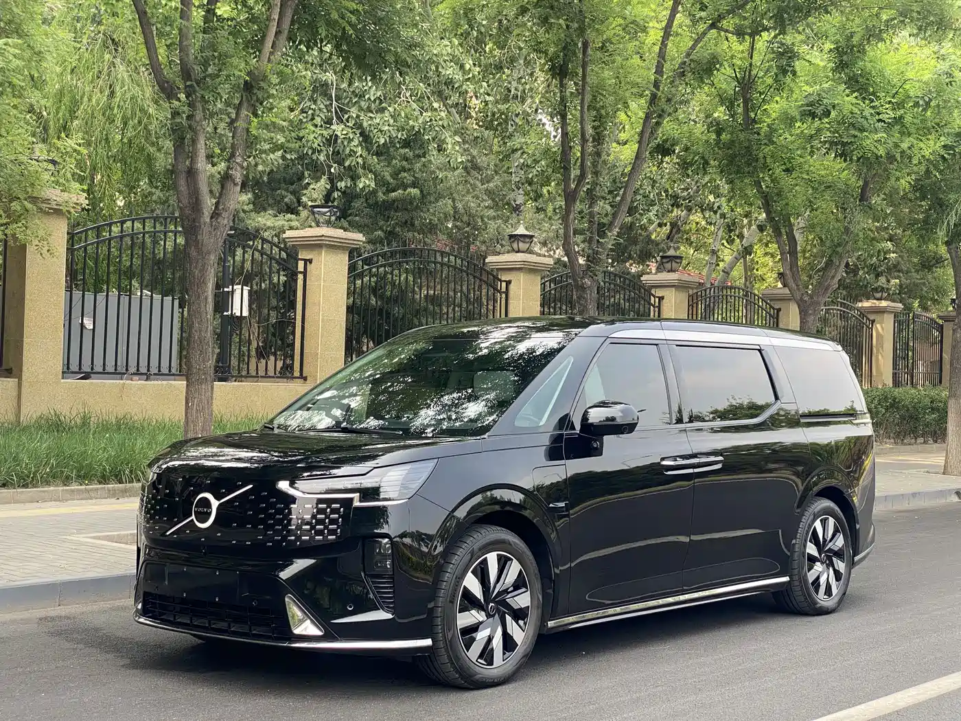 2025 Volvo EM90