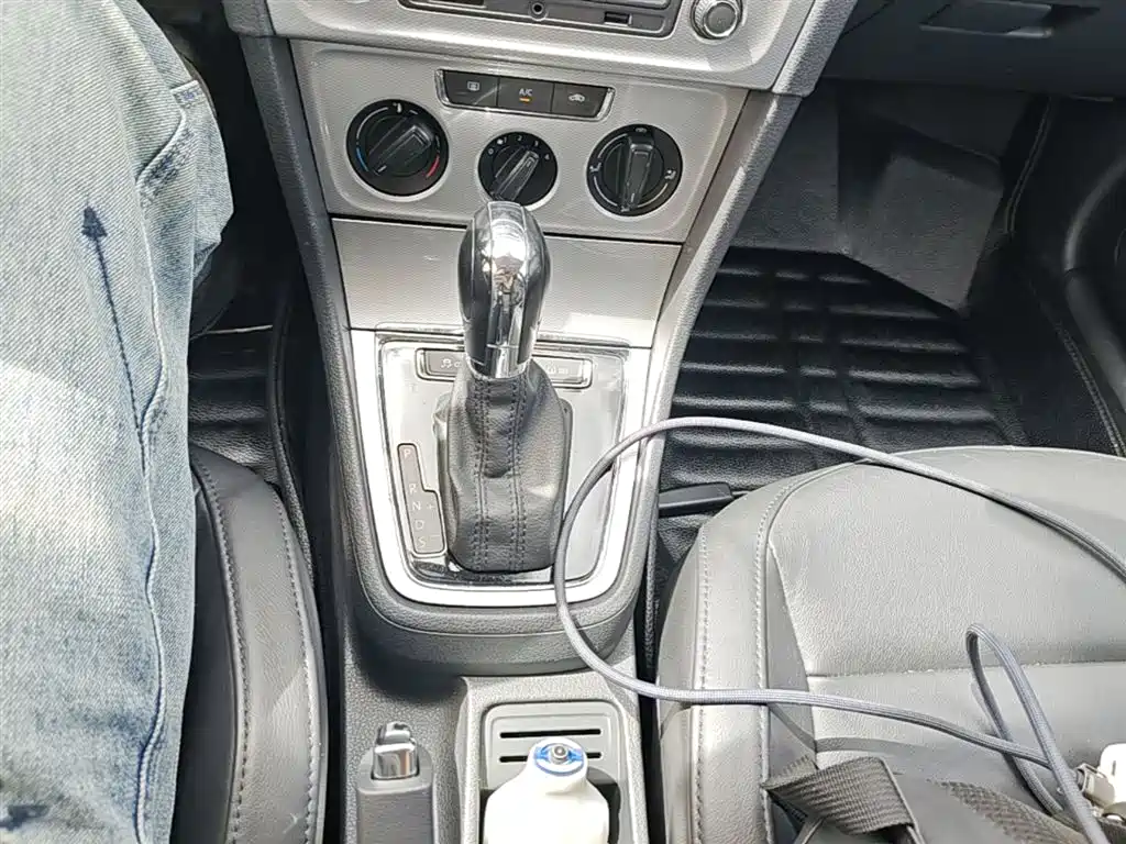 Volkswagen Lavida Tour 2013 1.6L Automatic Comfort фото 14