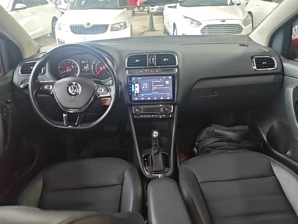 Volkswagen Polo 2014 1.6L Automatic Luxury Edition фото 10