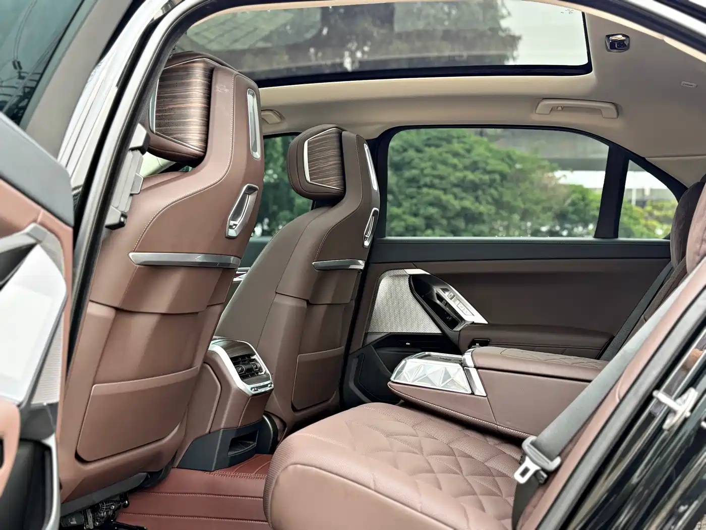 BMW 7 Series 2023 Model 740Li Leading M Sport Package фото 7