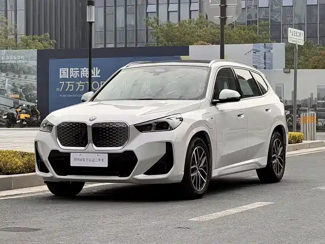 BMW IX1