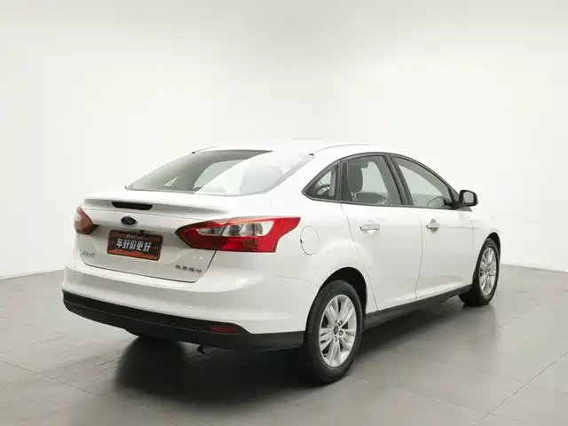 Ford Focus 2012 Sedan 1.6L Automatic Comfort — фото 2
