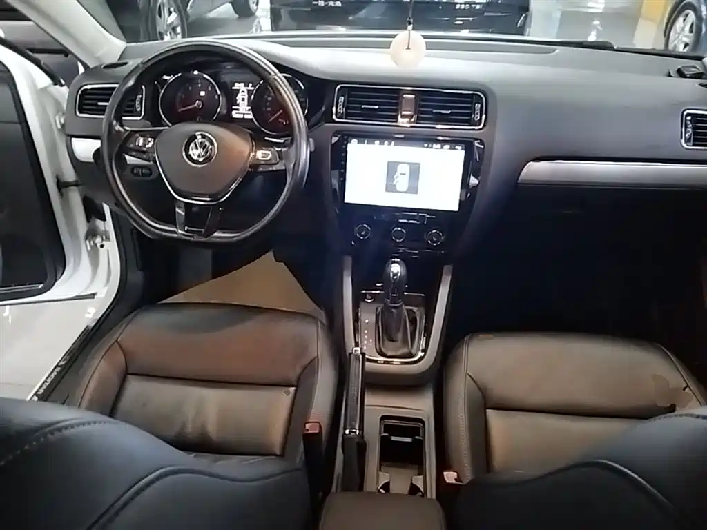 Volkswagen Sagitar 2018 180TSI DSG Premium Edition фото 10