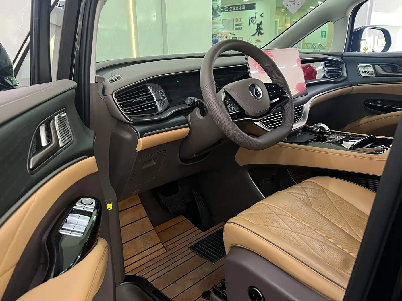 Denza D9 2022 DM-i 970 All-Wheel Drive Honor Edition фото 7