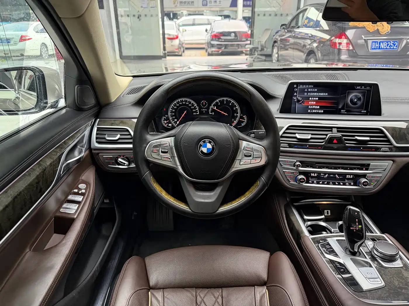 BMW 7 Series 2016 730Li Leading фото 27