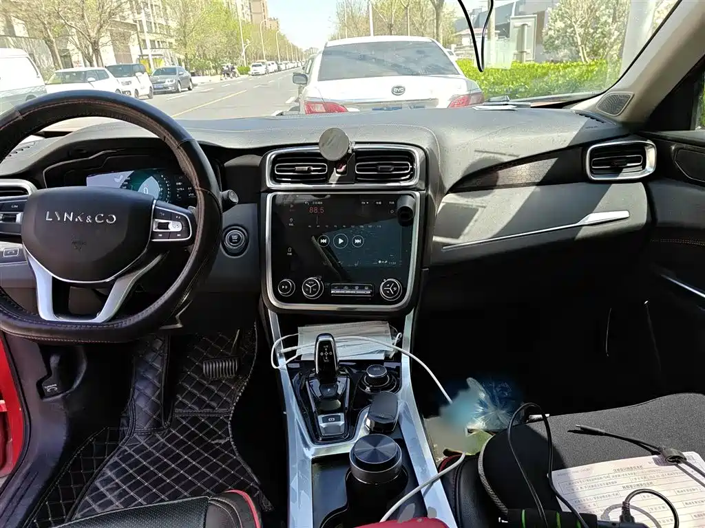 Lynk & Co 01 2017 2.0T AWD Pro фото 13