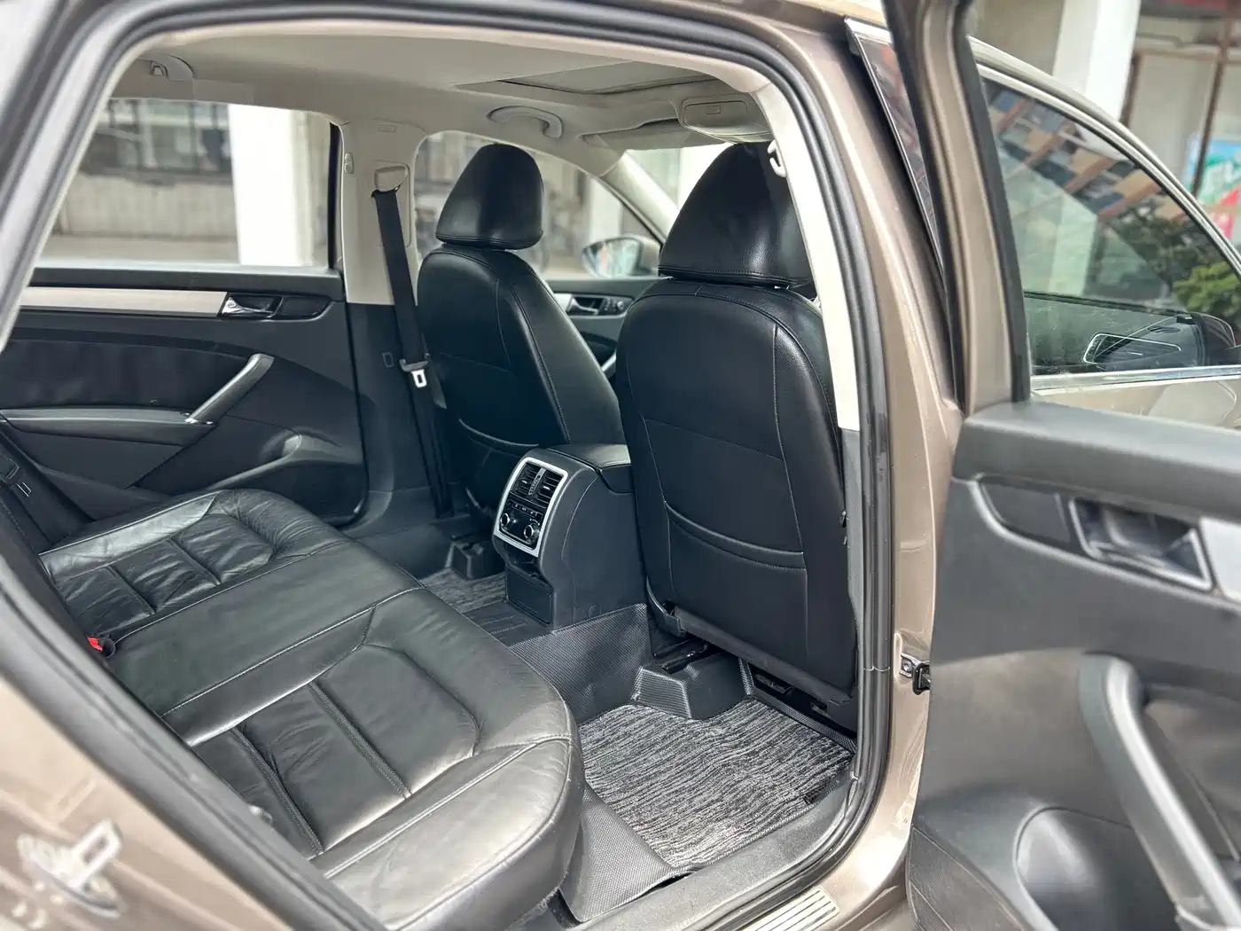 Volkswagen Passat 2014 1.8TSI DSG Luxury Edition фото 21