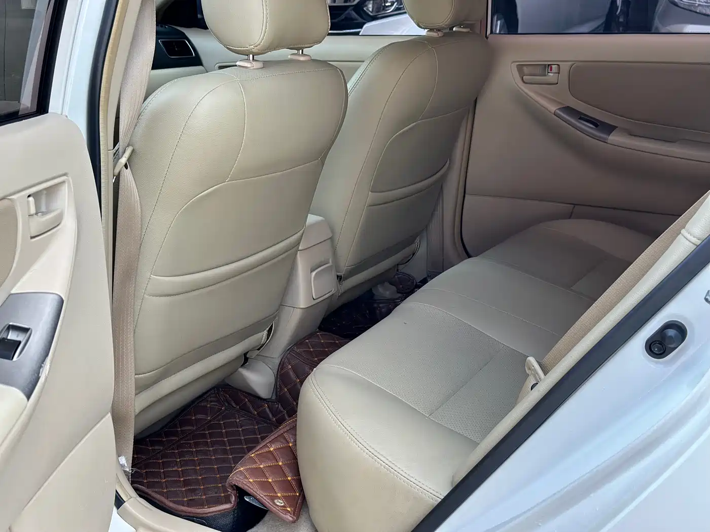 Toyota Corolla 2013 1.6L Automatic Luxury фото 4