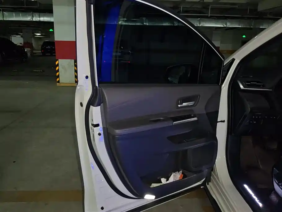 Toyota Sienna 2024 2.5L Hybrid Premium Edition фото 7