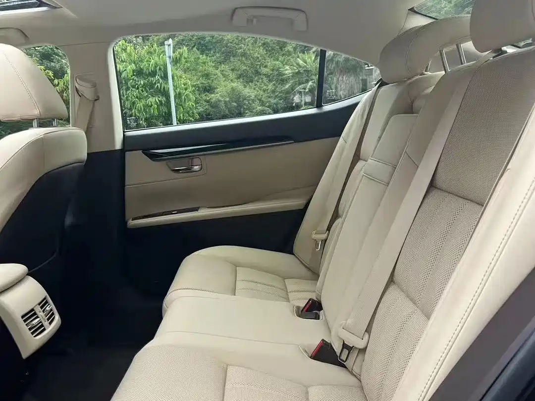 Фото 8 - Lexus ES