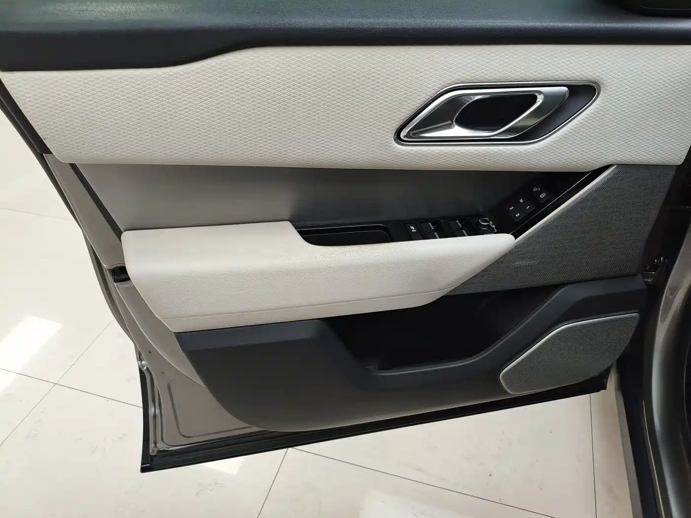 Land Rover Range Rover Velar 2017 P380 R-DYNAMIC SE фото 16
