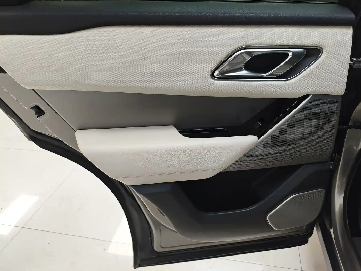 Land Rover Range Rover Velar 2017 P380 R-DYNAMIC SE фото 15