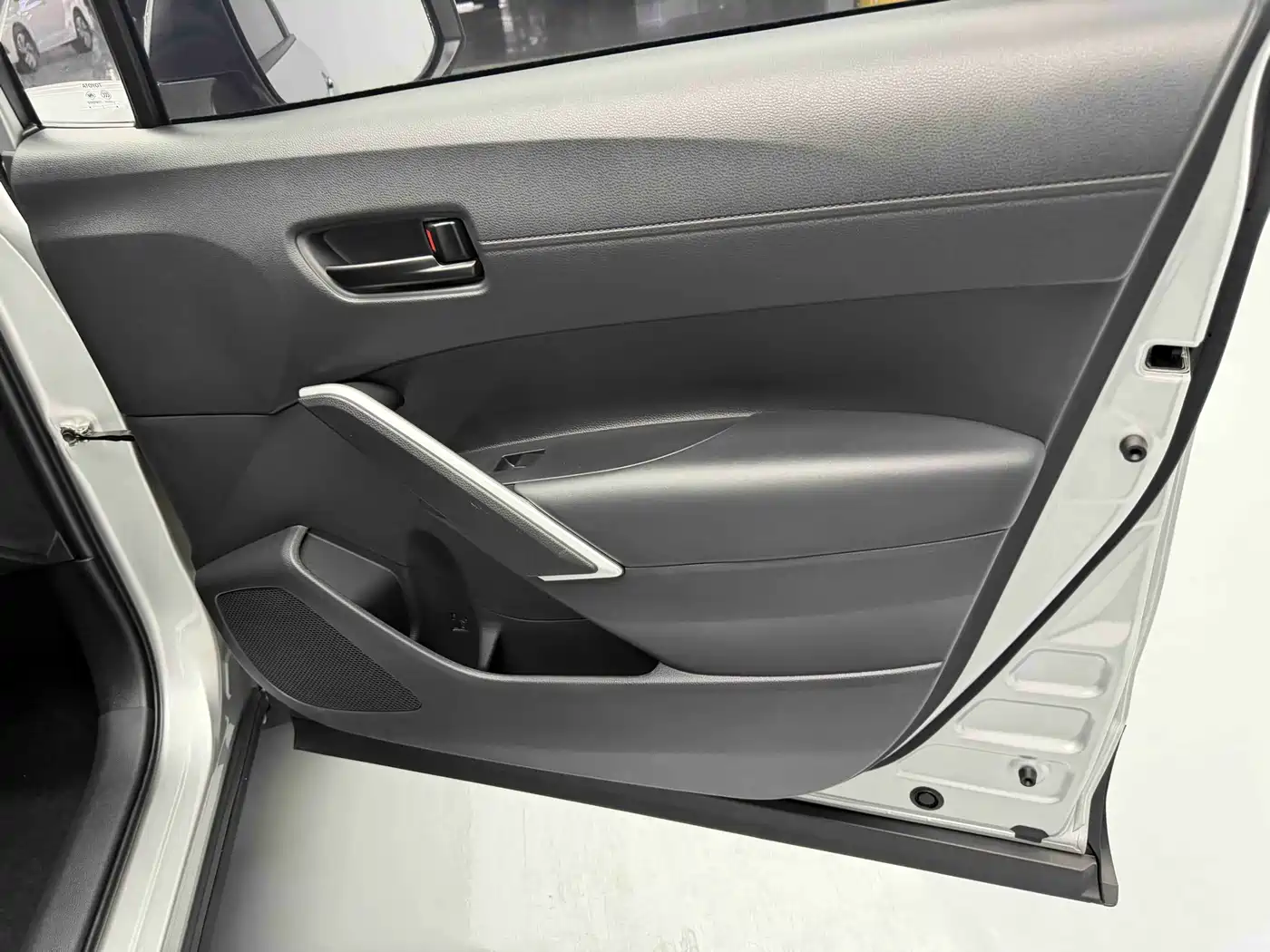 Toyota Frontlander 2024 2.0L Smart Hybrid Dual Engine Leading Edition фото 18