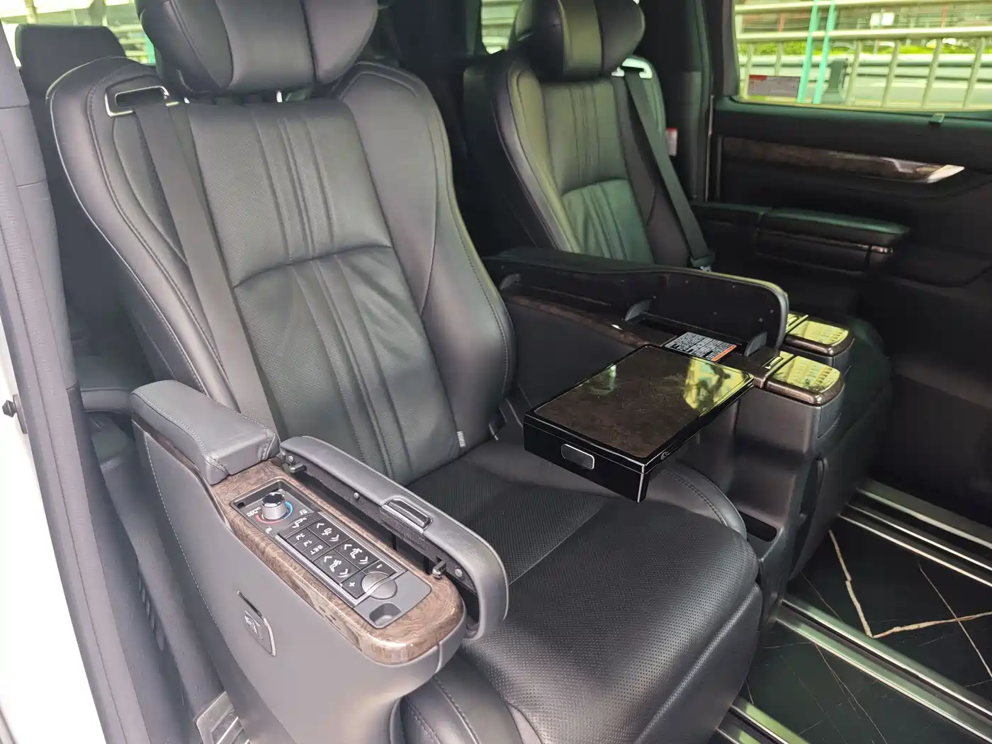 Toyota Alphard 2020 Hybrid 2.5L Premium Edition фото 30