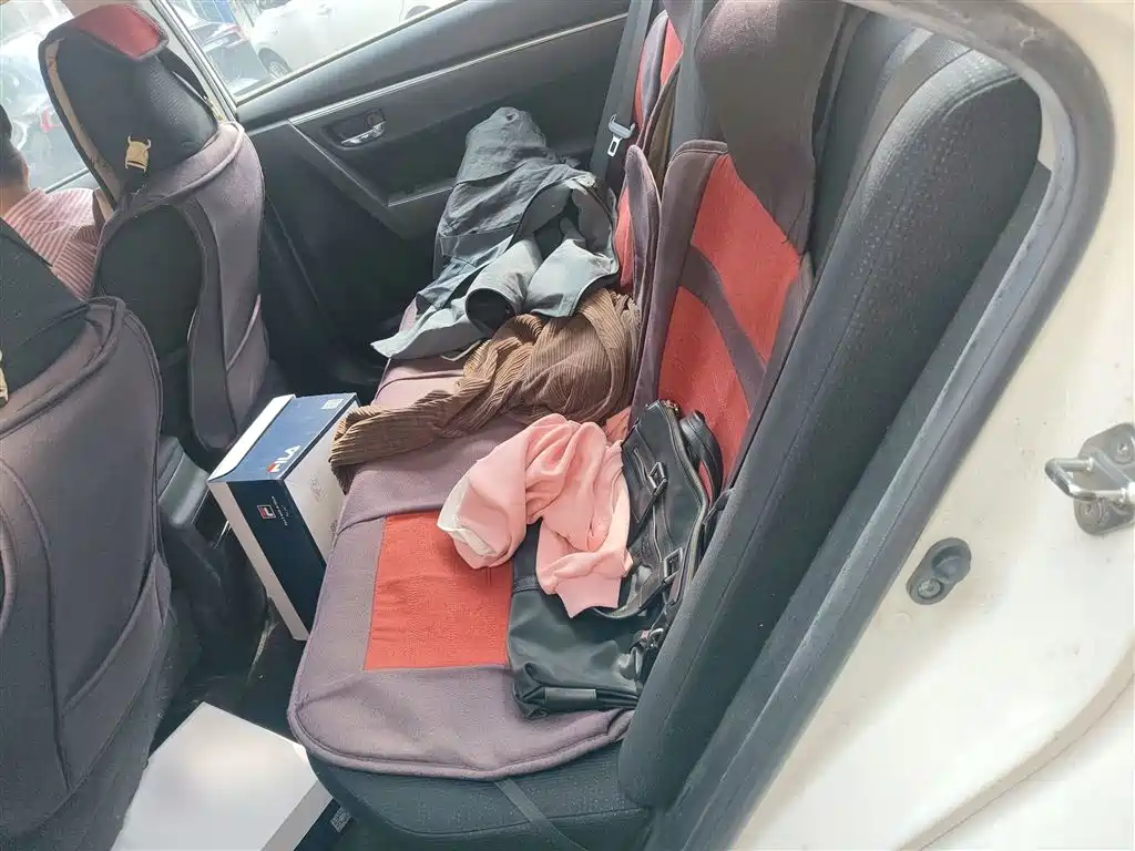 Toyota Corolla 2016 Hybrid 1.8L E-CVT Leading Edition фото 15