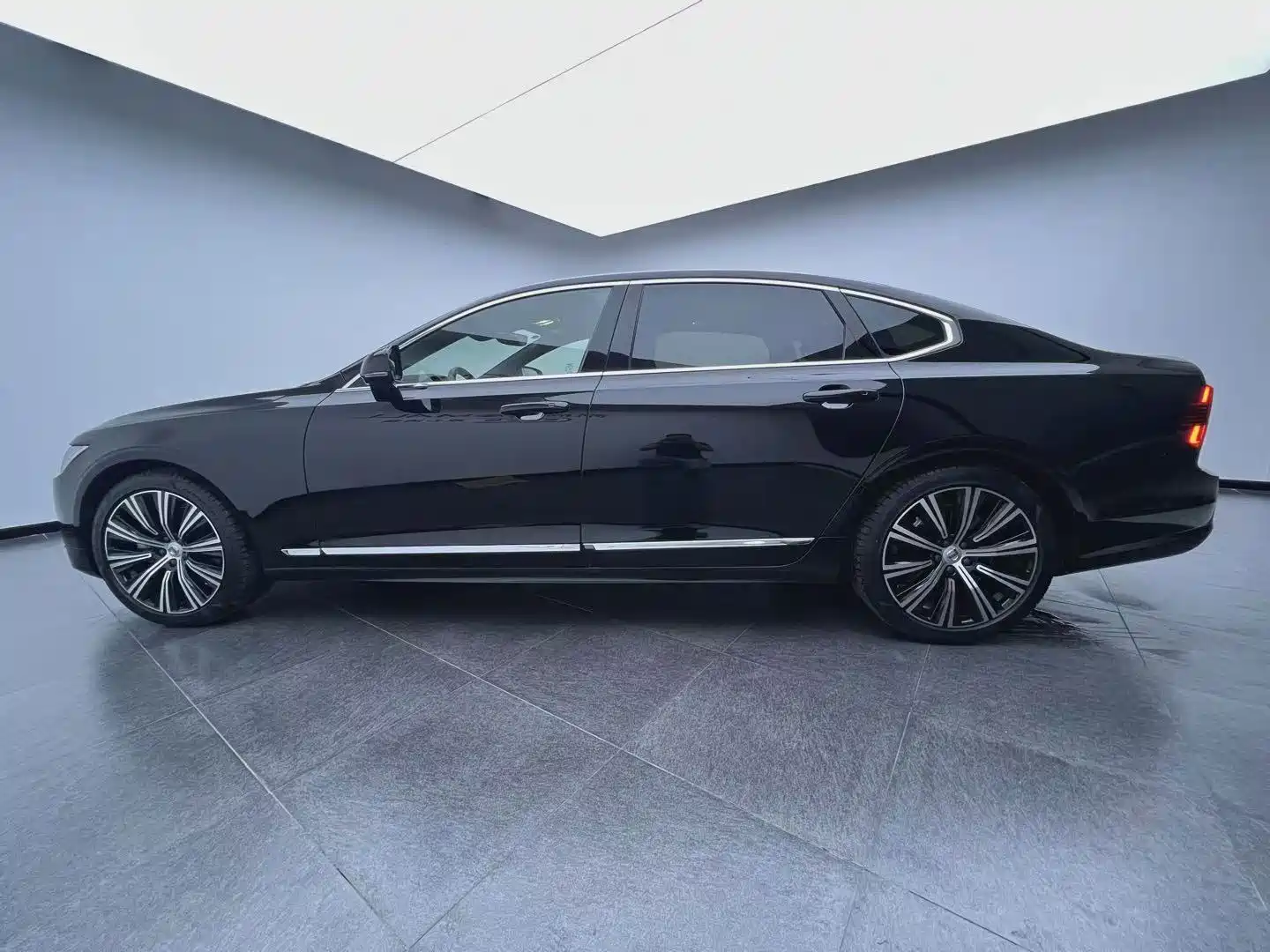 Photo 16 - Volvo S90