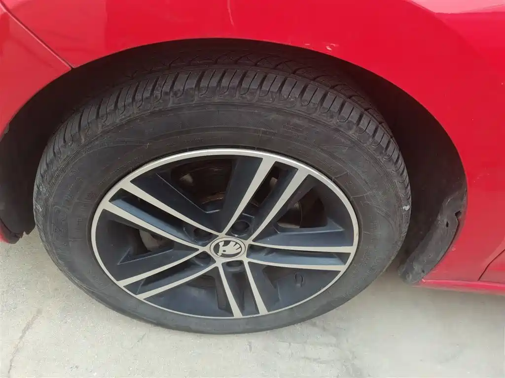 Škoda Skoda Rapid Spaceback 2014 1.6L Automatic Joy Edition фото 23