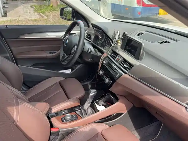 BMW X1 2016 sDrive18Li Luxury Model фото 3