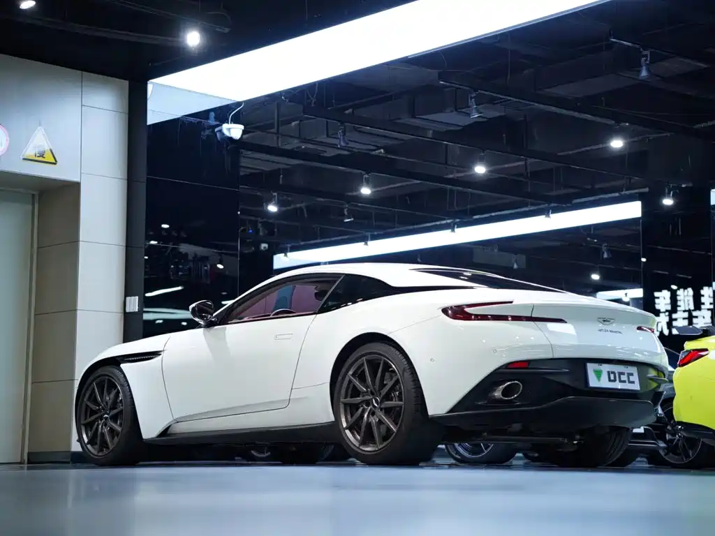 Фото 15 - Aston Martin DB11