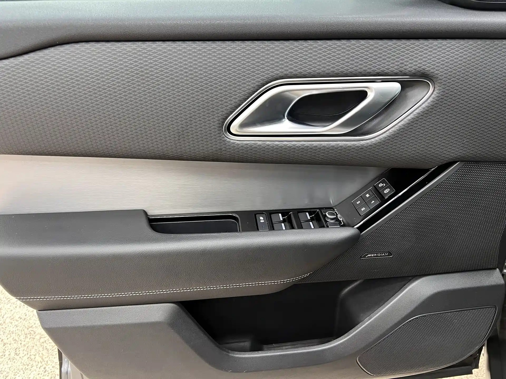 Фото 28 - Land Rover Range Rover Velar