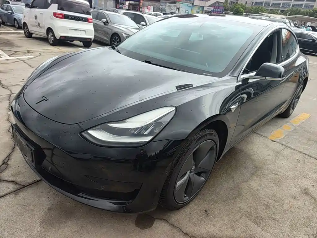 Фото 2 - Tesla Model 3